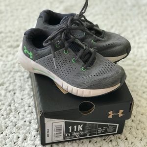 under armour boys shoes